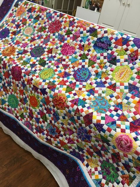 Nine Patch Quilt, Quilt Modernen, Hexagon Quilt, Colorful Quilts, Patch Quilt, Scrappy Quilts, Quilting Crafts, Scrap Quilts, Crazy Quilts