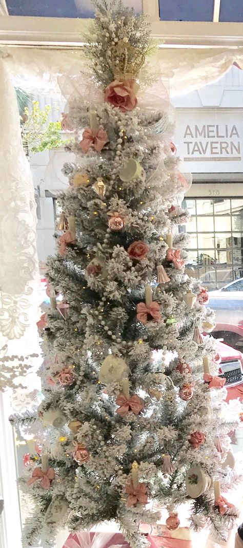 Shabby Chic Christmas Trees, Vintage White Christmas Tree Ideas, Shabby Chic Christmas Decor Ideas, Shabby Chic Christmas Tree Ideas, Feminine Christmas Tree, Victorian Style Christmas Tree, The Shabby Tree Christmas, Coquette Christmas Tree, Shabby Chic Xmas Tree