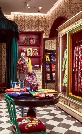 The Maximalist Menagerie of Alessandro Michele’s Immersive Gucci Garden in Florence Clothing Boutique Interior Design, Gs Store, Walk In Closet Inspiration, Garden Boutique, Modern Americana, Gucci Garden, Gucci Inspired, Fashion Showroom, Parisian Bistro