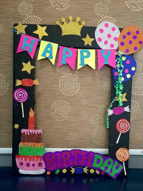 Classroom Birthday Decorations, Selfie Frames Ideas Parties, Happy Birthday Board Decoration, Happy Birthday Preschool, Happy Birthday Frame For Kids, Selfie Board Frame Ideas, Diy Photo Frames For Parties, Happy Birthday Board Ideas, Birthday Props Diy