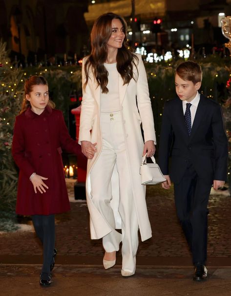 Kate Middleton Encourages Everyone to Cherish New Life at Christmas Time Prinz George, Düşes Kate, Prince William Et Kate, Princesa Charlotte, Prins William, Princess Catherine, Catherine Elizabeth Middleton, Princess Beatrice, All White Outfit