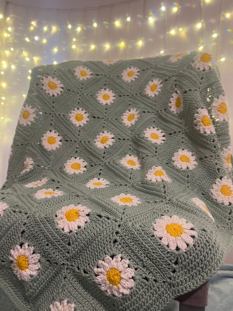 Granny Square Blanket Daisy, Crochet Blanket Daisy, Crochet Daisy Granny Square Blanket, Crochet Blanket Patterns Unique, Floral Crochet Blanket, Crochet Daisy Blanket, Daisy Crochet Blanket, Daisy Granny Square Blanket, Granny Square Blanket Tutorial