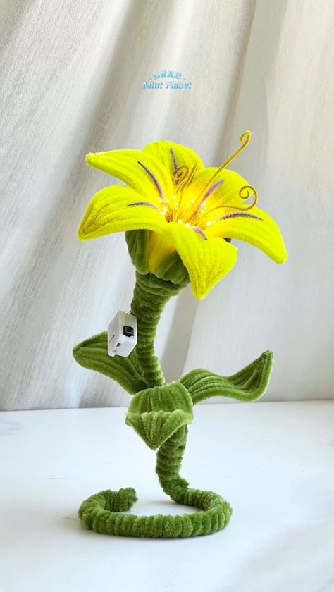 Rapunzel Flower, Handmade Bouquet, Pipe Cleaner Flowers, The Dark Night, Flower Bouquet Diy, Pipe Cleaner Crafts, Origami 3d, Flower Business, Pipe Cleaners