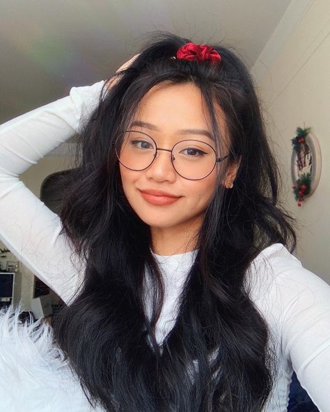 Idol Oc, Glasses Asian, Celeb Hairstyles, Romance Is A Bonus Book, Short Hair Glasses, Korean Hairstyles Women, Hang Nguyen, Glasses Outfit, Best Friend Match