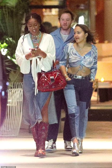 PHOTO EXCLUSIVE: Malia and Sasha Obama hit the streets of Hollywood and head to a rooftop bar with friends as they enjoy their new lives in LA together Sasha Obama Style, Hollywood Street, Earthy Girl, Malia And Sasha, Sasha Obama, Malia Obama, Summer Board, 90s Fashion Outfits, Teacher Outfit