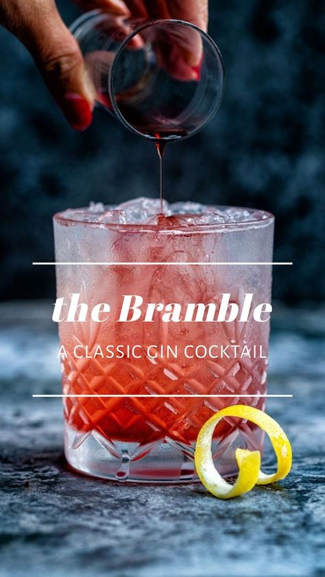 The Bramble is a classic that must be part of your repertoire. A refreshing gin cocktail with lemon juice, sugar syrup, Crème de Mûre and crushed ice. If you don’t happen to have blackberry liqueur I have provided an instant homemade version! Pear Gin, Bramble Cocktail, Cocktails Vodka, Classic Gin Cocktails, Cocktail Gin, Prosecco Cocktails, Gin Recipes, Gin Cocktail Recipes, Gin Drinks