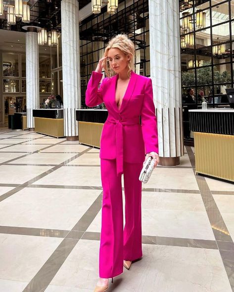 Pink Pantsuit Outfit, Female Speaker On Stage, Formal Pantsuits For Women, Pink Power Suit, Evening Pant Suits, Official Clothes, Pink Suits Women, Dressy Pant Suits, Pink Suits