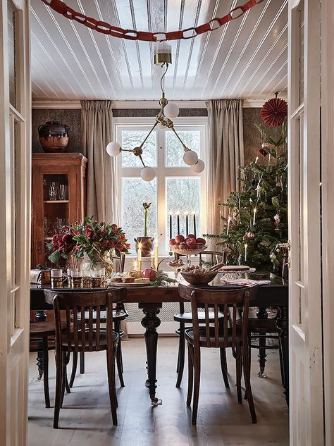 Swedish Christmas Decorations, Christmas Scandinavian Style, Swedish Home, Swedish Cottage, Scandinavian Christmas Decorations, Dinner Room, Swedish Christmas, Days Before Christmas, Swedish House