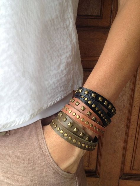 Different Bracelets, Studded Bracelet, Wrap Armband, Boho Crafts, Diy Leather Bracelet, Leather Jewellery, Leather Ideas, Bracelet Leather, Leather Cuffs Bracelet