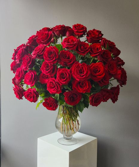 The essence of pure romance, roses. These 100 luscious red roses are a gift of luxury meant for someone truly magnificent. Truly WOW them today! Beautiful Bouquet Of Flowers Romantic, Red Roses Pictures, Beautiful Rose Flowers Romantic, Red Roses Vase, 100 Red Roses, Red Roses Bouquet, Flowers For Her, Bouquet Of Red Roses, Luxury Bouquet