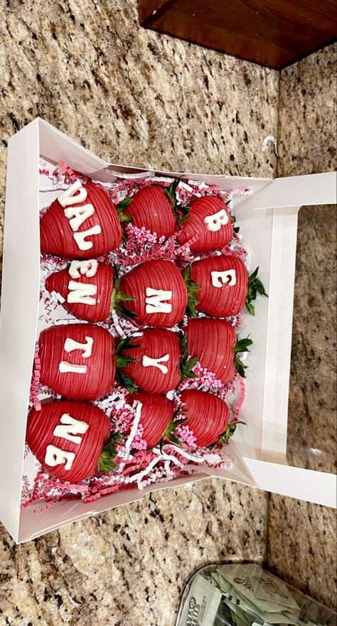 red chocolate covered strawberries with white lettering for a proposal! #chocolatecoveredstrawberries #valentines #proposal #strawberries #treats #valentinestreats Valentines Gift For Boyfriend Chocolate Covered Strawberries, Red And White Strawberries, Valentines Day Chocolate Covered Treats, Strawberry Letter Box Ideas, Valentine’s Day Proposal, Valentines Chocolate Covered Strawberry For Him, Strawberry Valentines Ideas, Valentines Proposal Ideas, Valentines Strawberries Ideas For Him