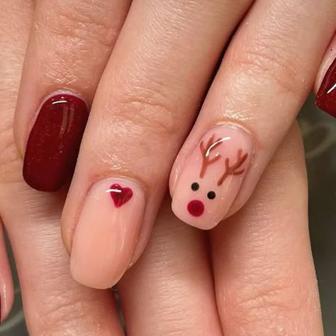 Cute Gel Nails For Christmas, Cute Red Gel Nails, Christmas Rudolph Nails, Christmas Nails Gels, Easy Christmas Nail Designs For Beginners, Christmas Nails Not Acrylic, Minimalist Christmas Nail Design, Christmas Nail Design Ideas, Rudolph Nail Art