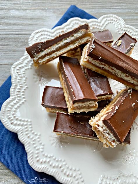 These Homemade Twix Bars are simple to make using layers of Club crackers, caramel and frosted with a chocolate peanut butter ganache. Twix Candy Bar, Twix Candy, Homemade Chocolate Candy, Homemade Twix Bars, Copy Cat Recipe, Twix Bars, Club Crackers, Twix Bar, Best Holiday Cookies