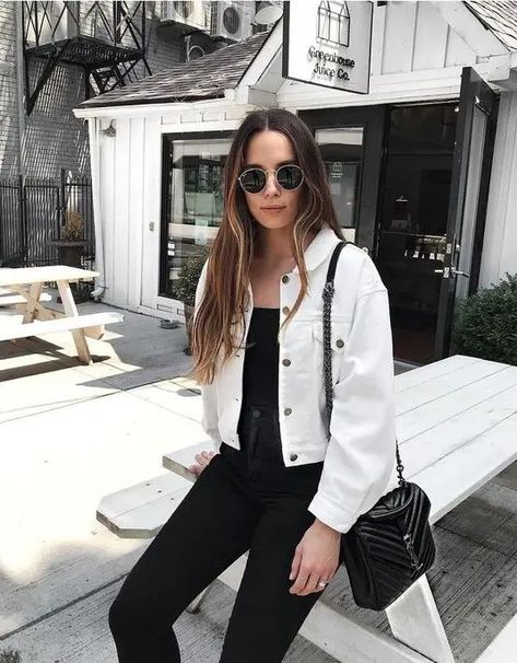 Picture of a black top, skinnies, a black bag and a white denim cropped jacket for a contrasting look White Denim Jacket Outfit, White Jacket Outfit, Jaket Denim, Jean Jacket Outfits, Denim Jacket Outfit, White Denim Jacket, Outfit Trends, Outfits Verano, White Jacket