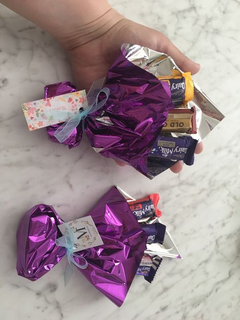 Mini Chocolate Boxes Gift Ideas, Small Chocolate Gift Ideas, Mini Chocolate Hamper, Teachers Day Chocolate Gift Ideas, Chocolate Packing Ideas Gift, Small Chocolate Bouquet, Mini Chocolate Bouquet, Small Candy Bouquet, Mini Candy Bouquet