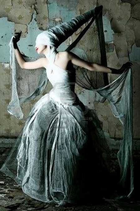 *itKuPiLLi* ~ iNSpiRatiOnS Fictional Characters, Halloween, White Dress Halloween, Girl In White Dress, Silly Pictures, Game Of Thrones Characters, Victorian Dress, White Dress, White