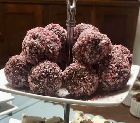 Turkish Delight Balls, Easy Slices, Turkish Chocolate, Christmas Eats, Chocolate Balls, Chocolate Chip Cookie Bars, Protein Balls, Christmas Menu, Xmas Food