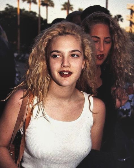 |films| on Instagram: “Drew Barrymore🎬 When she found out that a 23-year-old girl wanted to be on MTV's I Want a Famous Face (2004) and have cosmetic surgery to…” Drew Barrymore 90s, Drew Barrymore Style, Grunge Style Outfits, Fashion Guys, 90s Grunge Hair, 90s Makeup, Cage The Elephant, 90s Hairstyles, 90s Fashion Outfits