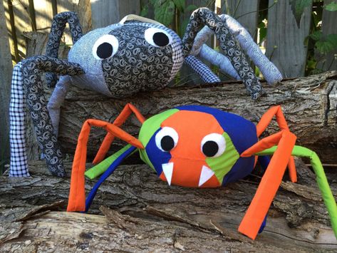 Sewing Toys Patterns Free, Spider Sewing Pattern, Spider Tutorial, Spider For Halloween, Sewing Kit Box, Spooky Halloween Crafts, English Ideas, Hexagon Patchwork, Small Snowman