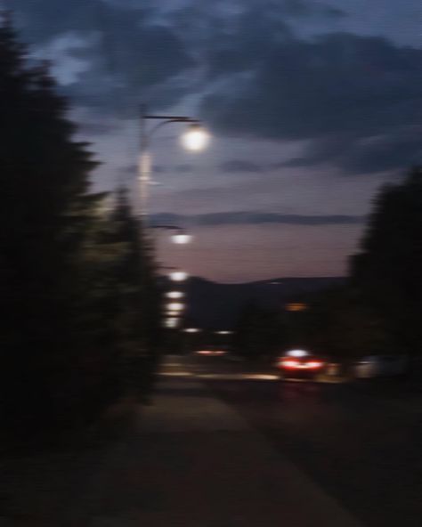 #night #summer #sunset #walk #aesthetic #instagram #cars #road #wallpaper #vibes Sunset Walk Aesthetic, Walk Aesthetic, Road Wallpaper, Sunset Walk, Wallpaper Vibes, Night Summer, Summer Sunset, Late Night, Night In