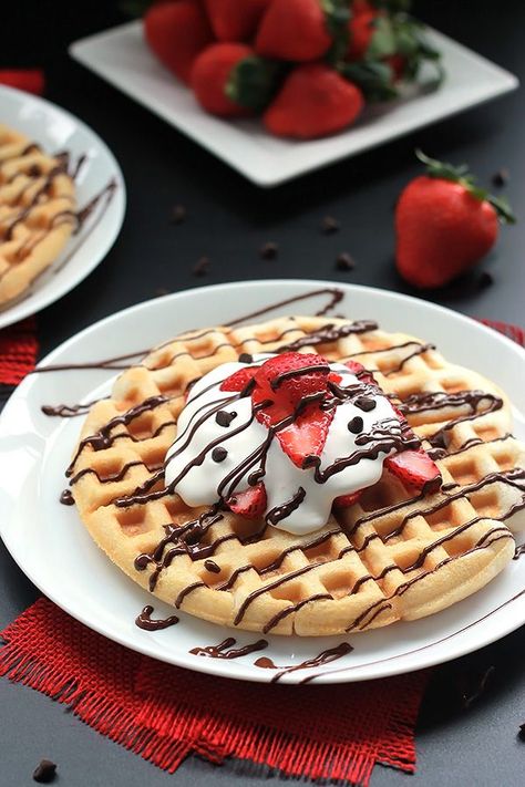 Waffle Cakes, Buttermilk Waffles, Waffle Cake, Food Goals, Food Obsession, Cafe Food, Yummy Food Dessert, Pretty Food, Food Cravings