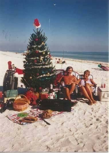 Christmas On The Beach, Christmas At The Beach, Vintage Christmas Photos, Christmas In Australia, Aussie Christmas, Florida Christmas, Kitsch Christmas, Beachy Christmas, Tropical Christmas