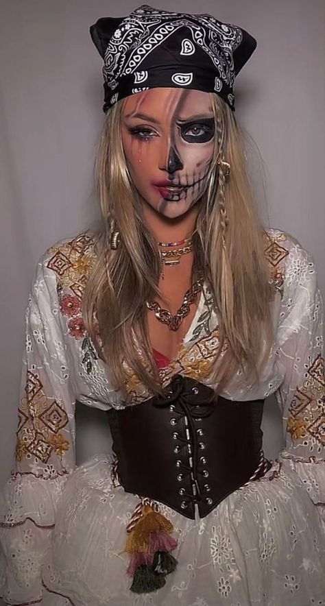 Half Pirate Half Skeleton Makeup, Pirates Halloween Costumes For Women, Scary Pirate Makeup Women, Maquillage Halloween Pirate, Pirate Halloween Makeup Women, Dead Pirate Makeup, Dead Pirate Costume, Pirate Makeup Female, Pirates Makeup Female