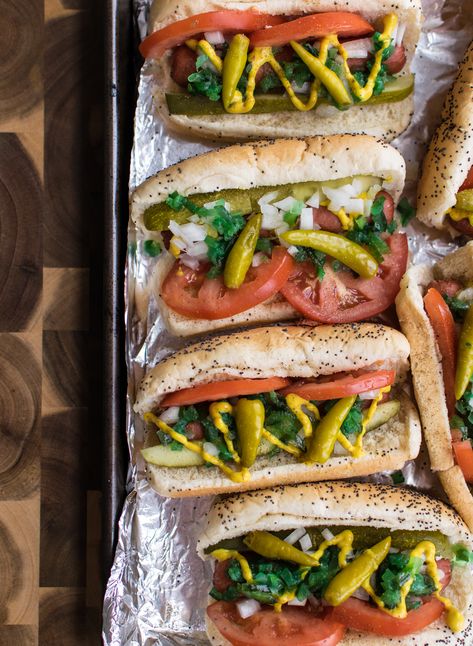 Chicago Dog Recipe, Chicago Style Hot Dog, Chicago Hot Dog, Grilled Sandwiches, Hot Dog Sauce, Hot Dog Toppings, Chicago Dog, Country Recipes, Beef Hot Dogs