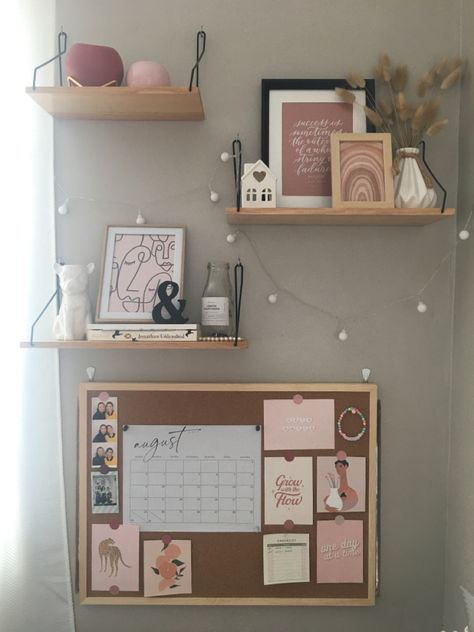 Desk Notice Board, Office Desk Bulletin Board Ideas, Organized Bulletin Board, Bulletin Board Ideas For Home Office, Corkboard Office Ideas, Dorm Room Cork Board, Pin Board Ideas Room Decor Aesthetic, Push Board Ideas, Desk Ideas For Small Spaces Aesthetic