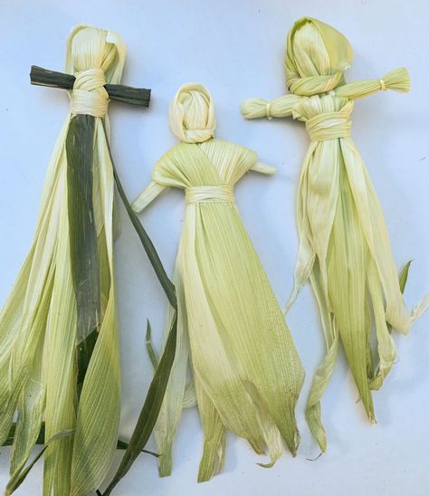 DIY: Corn Husk Dolls - Dominion Post Tulgey Woods, Diy Corn Husk, Corn Dollies, Primitive Fall Crafts, Pinecone Fire Starters, Corn Dolly, Corn Husk Dolls, Fall Ornaments, Fall Table Centerpieces