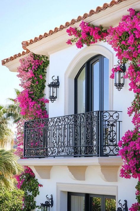 Spanish Villa Balcony, Bougainvillea In Balcony, Exterior Spanish Style Homes, Tuscan House Decor, Mediterranean House Facade, Bougainvillea Balcony, Italy House Interior, Modern Mediterranean Homes Exterior, Bougainvillea Aesthetic