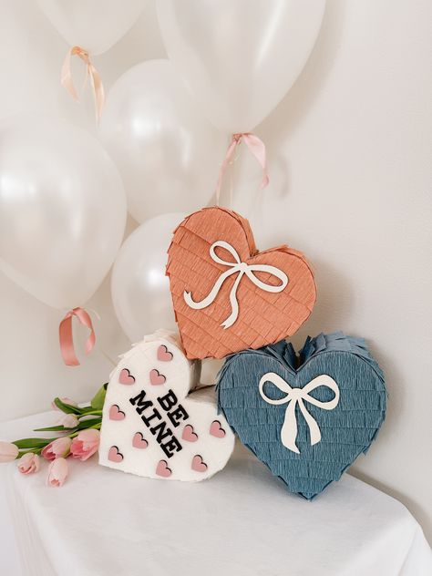 Heart Shaped Pinata, Piñata Designs, Bluey Pinata, Romantic Colors Palette, Piñata Ideas, Mini Pinatas, Ways To Propose, Romantic Gestures, Themed Events