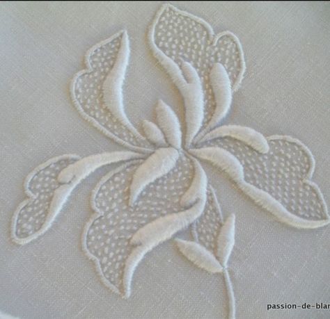 Patch Work Embroidery Appliques, Iris Embroidery Pattern, White Work Embroidery, White On White Embroidery, Whitework Embroidery, Crewel Embroidery Patterns, Simple Hand Embroidery Patterns, Flower Machine Embroidery Designs, Diy Bead Embroidery