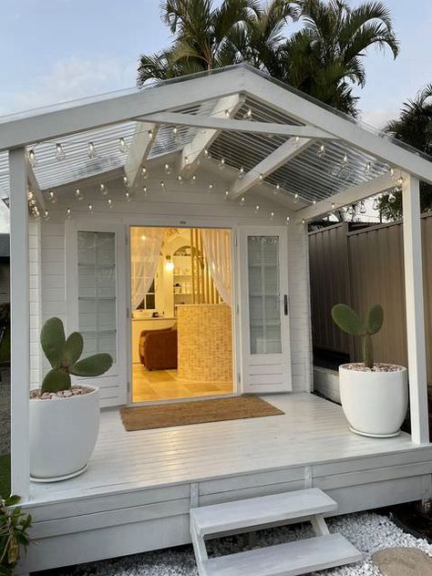 Shed Salon Ideas, Beauty Cabin, She Shed Interior, Cabin Build, Small Salon, Dream Salon, Home Hair Salons, Home Beauty Salon, Shed Office