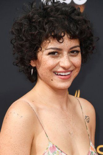 Alia Shawkat Alia Shawkat, Line Bob Haircut, Short Curly Pixie, Curly Hair Photos, Short Curls, Short Curly Haircuts, Curly Hair Cuts, Short Curly Hair, Grunge Hair