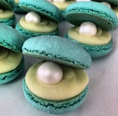 H2o Themed Party, Mermaid Party Favours, Beach Macarons, Ocean Theme Food, Mermaid Macarons, Mermaid Recipes, Ocean Birthday Theme, Mermaid Theme Wedding, Beach Desserts