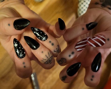 Emo Xmas Nails, Short Stilleto Christmas Nails, Gothic Xmas Nails, Goth Nails Christmas, Edgy Holiday Nails, Dark Christmas Nails Acrylic, Christmas Nails Acrylic Black, Punk Christmas Nails, Dark Christmas Nails Short