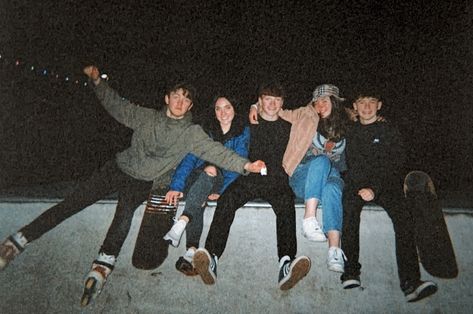 Mixed Friend Group, Aesthetic Skate, Teenager Aesthetic, Disposable Film Camera, Friends Group Photo, Friend Group Pictures, Playlist Songs, Aesthetic Film, Group Poses