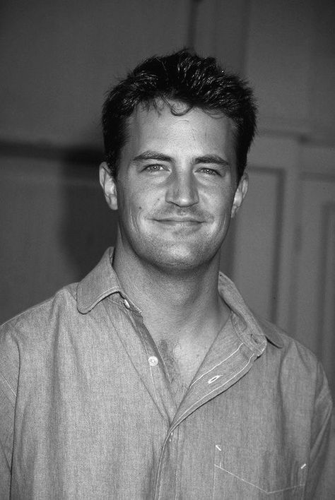 Matthew Perry Wallpaper, Black And White Celebrity Photos, Young Matthew Perry, Matthew Perry Young, Crush Cake, Joey Friends, Film Lovers, Cameron Boyce, Chandler Bing