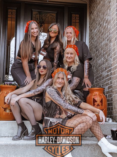 College halloween costume - girl group #friends #harley #davidson #biker #leather Rocker Chic Halloween Costume, Hippie Style Karneval, Biker Party Outfit, Biker Theme Party Outfit, Harley Davidson Halloween Costume, Trending Halloween Costumes 2022, Biker Gang Halloween Costumes, Rocker Costume Women, Biker Costume Women