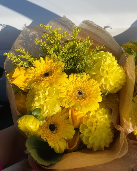 Yellow Flower Bouquet Aesthetic, Yellow Bouquet Aesthetic, Yellow Flowers Bouquet, Daisy Yellow, Yellow Bouquets, 21 September, Boquette Flowers, Yellow Daisies, Yellow Aesthetic