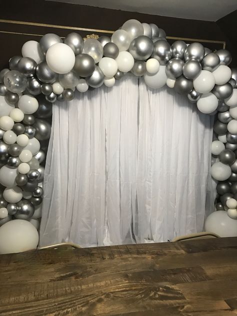 Silver And White Balloons Decoration, Silver White Birthday Decor, Grey Birthday Decorations, White And Silver Sweet 16, Grey Birthday Party Decorations, Prom Balloon Arch, White Silver Balloon Arch, Ballons Arch Ideas, Silver Theme Party Decoration