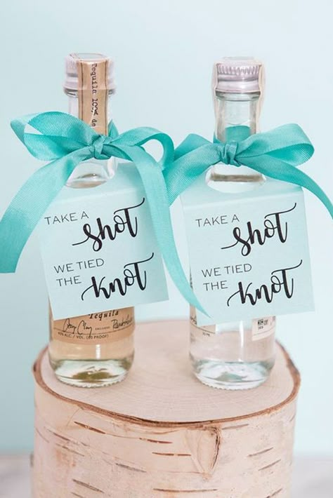 Wedding Favor Design, Beach Wedding Gifts For Guests, Take A Shot We Tied The Knot, Mini Alcohol Gifts, Wedding Souvenirs For Guests, Wedding Alcohol, Diy Wedding Crafts, Creative Wedding Favors, Gift Favors