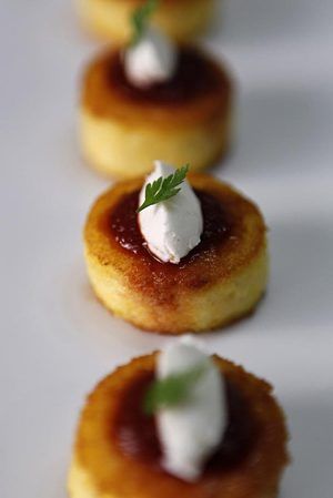 Fingerfood Recipes, Polenta Cakes, Tomato Jam, Cheese Bites, Snacks Für Party, Mini Foods, Small Bites, Polenta, Appetizers For Party