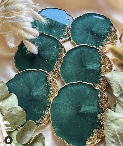 Beautiful emerald green and gold resin coasters. Follow the link to make your own! Diy Resin Coasters, Resin Inspiration, Epoxy Resin Diy, Resin Crafts Tutorial, Diy Resin Projects, Clear Epoxy Resin, Christmas Coasters, Resin Design, Epoxy Resin Crafts