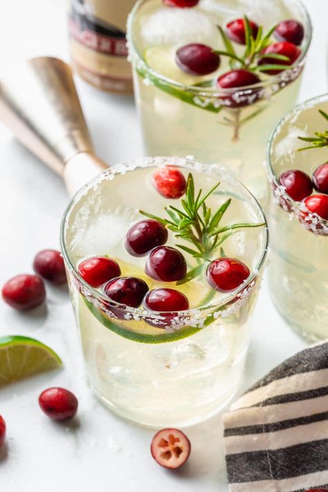 Bursting with flavors of the season, and tequila, these White Christmas margaritas, made with white cranberry juice and ginger beer, are going to be your new favorite holiday cocktail. Holiday Cocktail Party Appetizers, Christmas Margaritas, Cocktail Party Appetizers, Cranberry Margarita, White Cranberry Juice, Alcoholic Punch, Cranberry Cocktail, Christmas Cocktail, Winter Cocktails