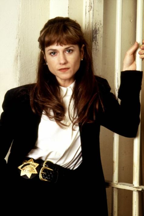 Holly Hunter as Inspector Monahan in 'Copycat', 1995. Holly Hunter 80s, Women Of The 90s, Holly Hunter, Dramatic Essence, Mrs Incredible, 90s Horror, Female Detective, Heather Locklear, 90s Actors