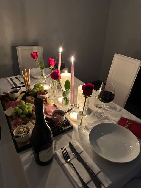 Valentine Background Aesthetic, Valentines Background Aesthetic, Romantic Dinner Table Setting, Romantic Dinner Tables, Romantic Dinner Decoration, Valentines Gift For Boyfriend, Aesthetic Valentines, Romantic Date Night Ideas, Romantic Dinner For Two