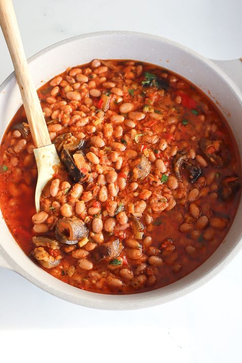 African Beans Recipe, Jamaican Beans, Beans Stew, Offal Recipes, Paprika Recipes, African Dishes, Africa Food, Pork N Beans, Northern Beans