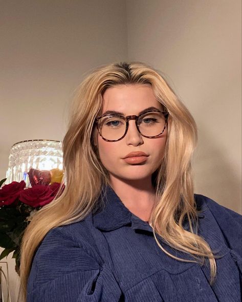 Black Glasses Blonde Hair, Makeup Look With Glasses, Glasses Blonde Hair, Soft Makeup Look, Bold Glasses, Dark Feeds, Soft Makeup Looks, Soft Minimalism, Softgirl Aesthetic